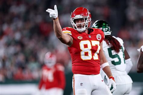 Travis Kelce Scores Touchdown As Taylor Swift Cheers With Chest Bump At Chiefs Game Trending News