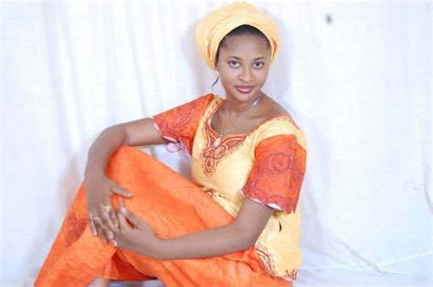 Hotunan maryam yahaya tsirara ba kaya a jikinta wayyo! Hotuna da Cikakken Tarihin Zainab Indomie: Shin dagaske ne ...