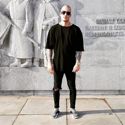 10 Effortlessly Cool Oversized T Shirt Outfit Ideas For Men Click Here