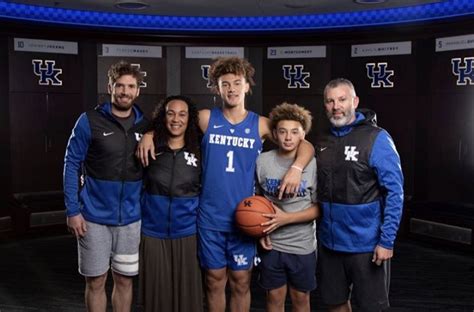 Devin askew ended the drama and announced he committed to kentucky on sportscenter breaking: Devin Askew visits Kentucky, Memphis, Arizona, still ...