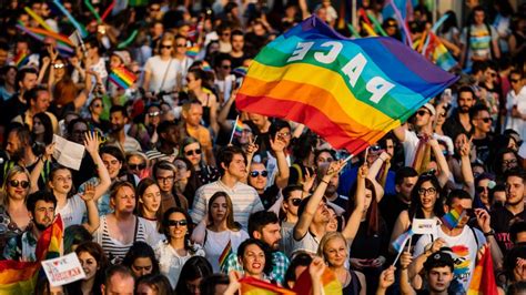 En 1969, la revuelta de stonewall, bar del greenwich village de nueva york, dio víctimas de arrestos, golpes y humillaciones, un grupo de personas lgbt se rebelaron cuando la policía de nueva york entró al bar. 28 de junio: Día del Orgullo LGBT, ¿en qué van sus ...