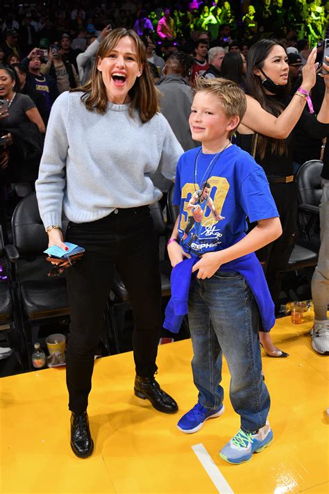 Jennifer Garner Treats Her And Ben Afflecks Son To Courtside Lakers Seats Real News Aggregator®