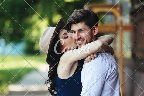 How To Kiss And Hug Your Boyfriend Howto Techno