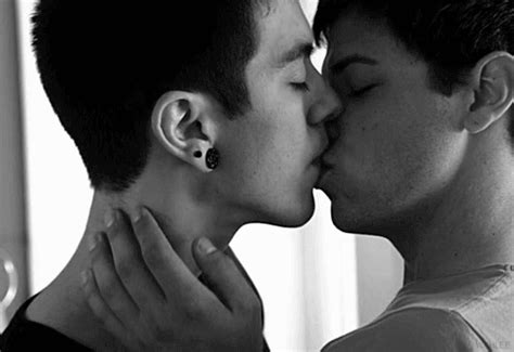 Gay Kiss S Love Is Love Gay Chica Punk Amor