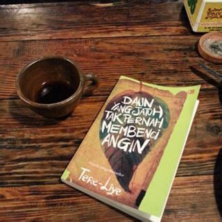 Quote tere liye daun yang jatuh. Review Buku Daun Yang Jatuh Tak Pernah Membenci Angin | Ocehan si Introvert