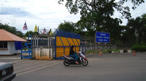 Make sure to check border opening hours. Good Morning Yesterday: Land Border Crossing @ Padang ...