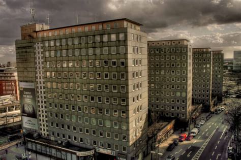 Ein haus steht unter dschu.wenn du ein einschreiben von der behörde mit der entsprechenden nachricht bekommen hast. Diese hässlichen Hochhäuser stehen unter Denkmalschutz