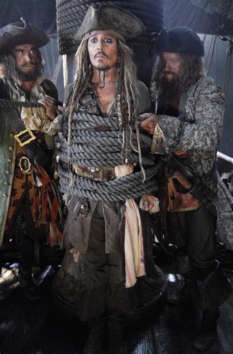 Blacksmith will turner teams up with eccentric pirate captain jack sparrow to save his love, the governor's daughter, from jack's former pirate allies, who are now undead. Piráti z Karibiku 5: První oficiální fotka z filmu ...