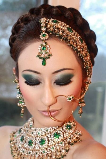 Perhiasan tradisional kepala, perhiasan dahi dan perhiasan telinga. ANEKA PERHIASAN DI KEPALA WANITA INDIA | Informasi Utama