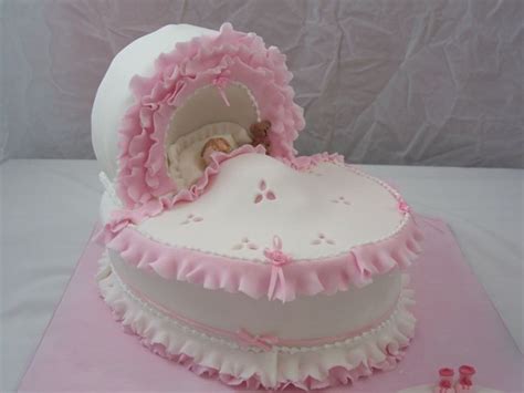 Bis zur taufe brennt ein feuer, und ein seil wird um das bett gebunden. Ähnliches Foto | Baby kuchen, Torte taufe, Kuchen ideen