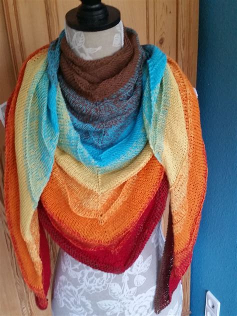 Jedes der quadrate (patches) wird nach einem anderen muster gearbeitet. Stricktuch Boneyard | Tuch stricken, Dreiecktuch häkeln ...