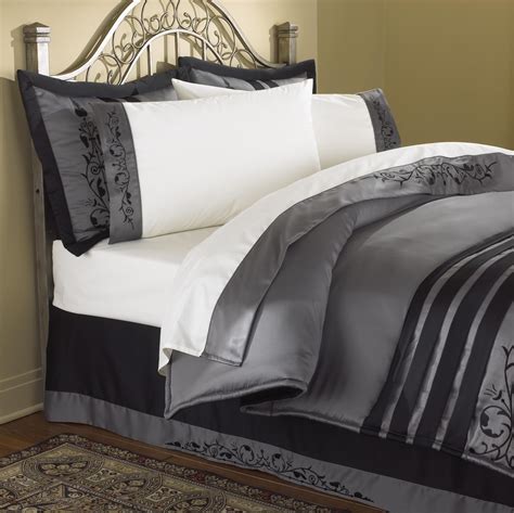 Jul 15, 2020 · a bed spread is a large piece of heavier material that rests directly on top of your bed sheets or on directly on top of the mattress itself (if you do not use bed sheets on your bed). Magnolia bedspreads - DecorLinen.com.