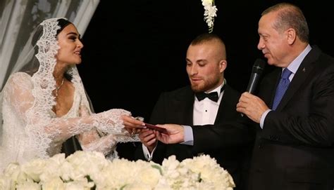 Uzun bir aranın ardından ekranlarda olacak olan ünlü oyuncunun hayatı merak konusu olurken esra bilgiç kimdir? Esra Bilgiç kimdir? Gökhan Töre eşinden boşandı