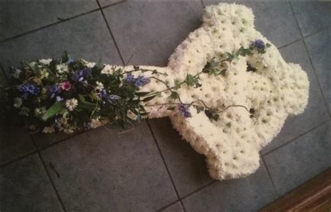 Choosing the right funeral urn some important things to consider when choosing a funeral cremation urn, is the style and the size of the urn. Funeral Flowers - The Celtic Cross