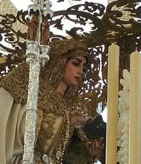 La sevilla con olor a azahar, la sevilla que se oscurece y se hace silencio. Virgen de la Salud hermandad de San Gonzalo. Salida para ...