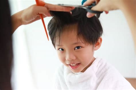 Takut ke Salon? Memotong Rambut Ala Mama Saja, Yuk ...