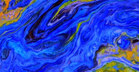 Nos permite establecer distancia con las situaciones dolorosas para impulsar la interiorización y cicatrización del dolor generado por ellas. ¿Por qué asociamos el color azul a la tristeza? | Domestika