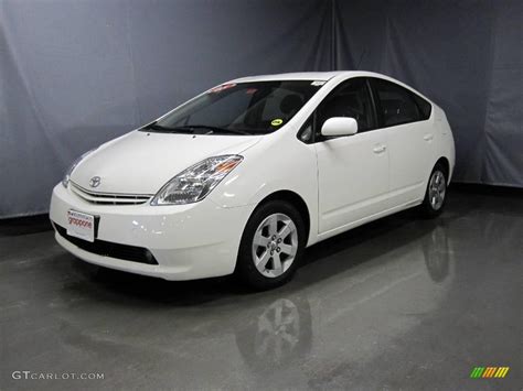 After driving old used and abused hand me downs, i'm about to lease my first car and it's going to be a mid i've gone with white in 3 of my 5 cars. 2005 Super White Toyota Prius Hybrid #25062925 | GTCarLot ...