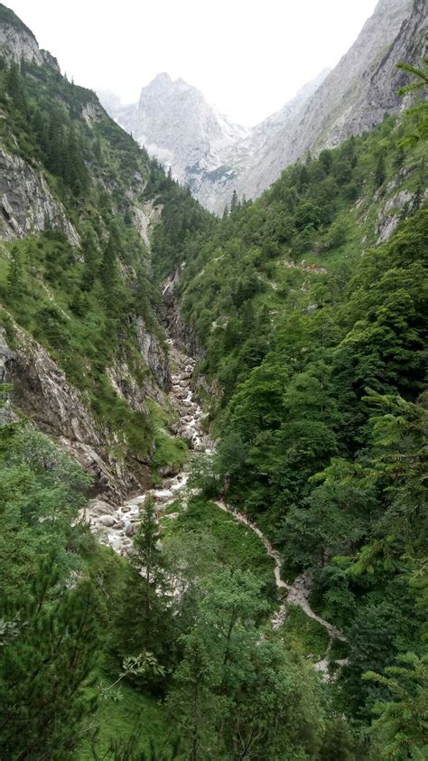 „er war schon an der brücke vorbei, etwa eine viertelstunde. Stangensteig zur Höllentalklamm