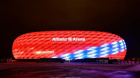 Seit 2005 ist die allianz arena im norden münchens heimspielstätte der beiden fußballvereine fc bayern und tsv 1860 münchen. Allianz Arena lights up for club's birthday : Official FC ...