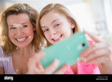 Madre E Hija Del Cáucaso Teniendo Selfies Con Teléfono Celular Fotografía De Stock Alamy