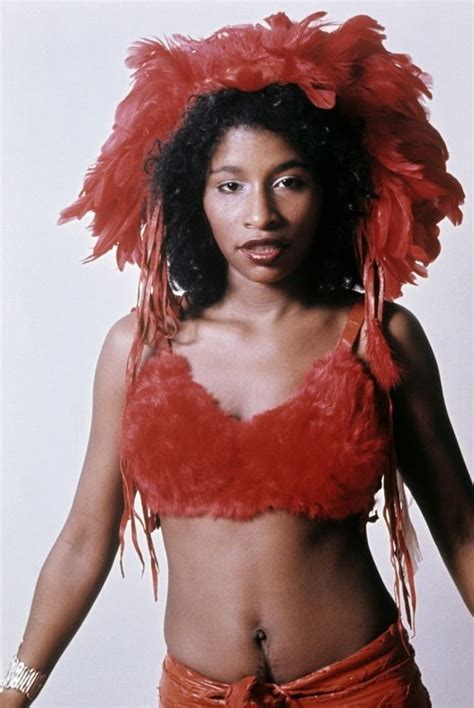 The Queen Of Funk Cool Pics Show Unique Styles Of Chaka Khan In
