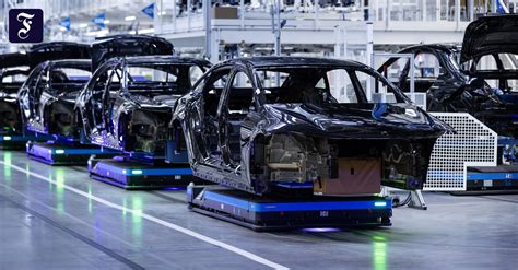 Daimler setzt auf Elektromobilität und baut Batteriefabriken