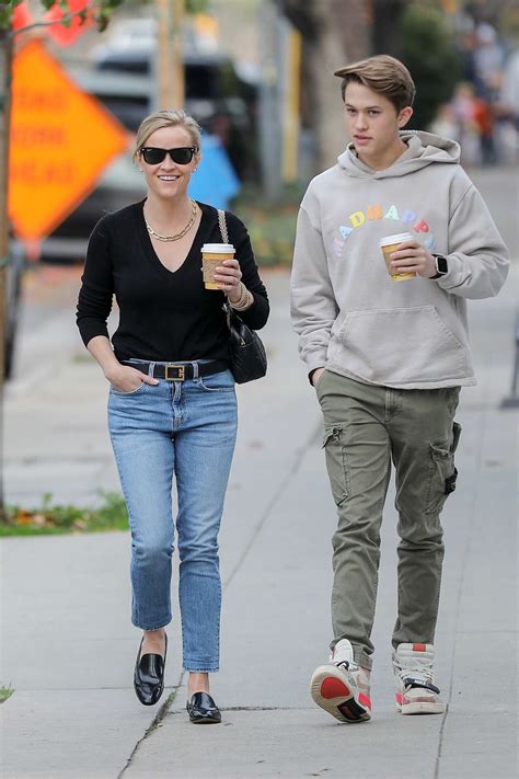 Ло́ра джин риз уи́зерспун — американская актриса и продюсер. Reese Witherspoon - Seen with her son in Brentwood-08 ...