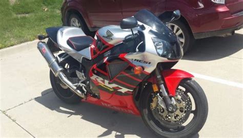 Has there ever been a more impressive debut in motorcycling's history? Buy 2001 Honda RC51 on 2040-motos
