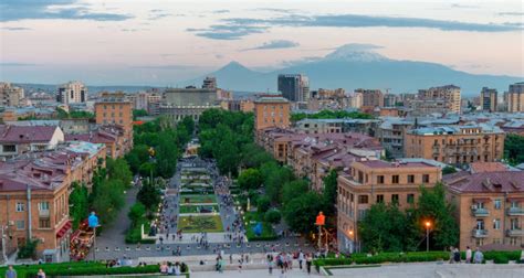 Das land grenzt im norden an russland, im nordwesten an georgien, im süden an den iran im westen an armenien sowie über die exklave nachitschewan an die türkei. Eskalation zwischen Aserbaidschan und Armenien, Credendo ...