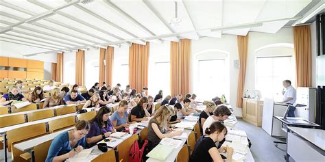 Zu semesterstart sind es jedes mal rund 150 neulinge, von denen ein großteil auf zimmersuche ist. Campus Benediktbeuern