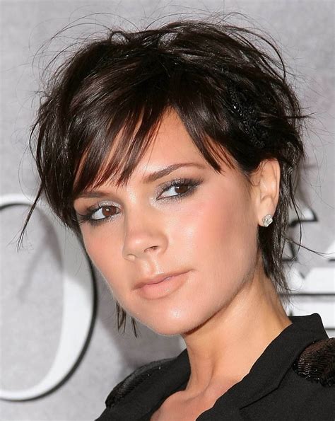 The chestnut brown wave gives a very bouncy and chic effect. Victoria Beckham's Short Hairstyles and Haircuts - 15+
