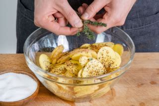 Rohe Kartoffeln zu Kartoffelscheiben im Backofen Rezept