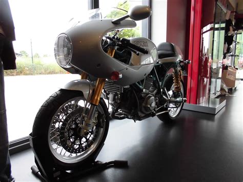 I use m1000 and s2r motor di install to my sport1000 and ps just finished from sand blasting. Details zum Custom-Bike Ducati Paul Smart 1000 des ...