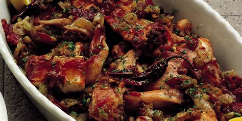 In tal modo il coniglio al forno si manterrà caldo! Ricetta Spezzatino di coniglio in forno - La Cucina Italiana