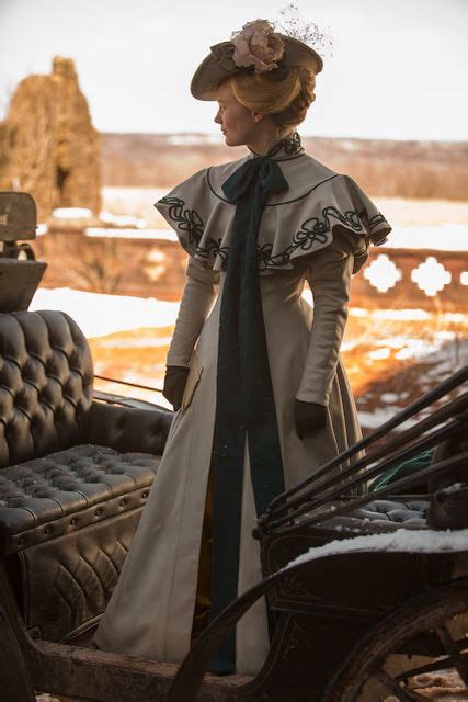 Crimson peak is a 2015 american gothic romance film, directed by guillermo del toro and written by del toro and matthew robbins. Épinglé par Louise Ebel - Miss Pandora sur Belle Epoque en ...