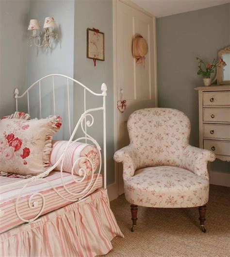 A shabby chic look is a style that naturally lends on decorating with a budget. Love... | Shabby chic bedrooms, Chic bedroom, Cottage ...