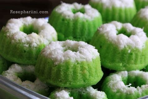 Salah satu caranya dengan mengetahui resep kue putu ayu dan cara pembuatannya. Resep Putu Ayu Pandan Kelapa Kukus Empuk dan Anti Gagal