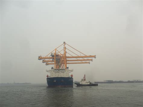 Global de argentina, venta de shipping containers, todo tipo de containers maritimos. Surabaya Container Terminal Add 3 New Container Crane