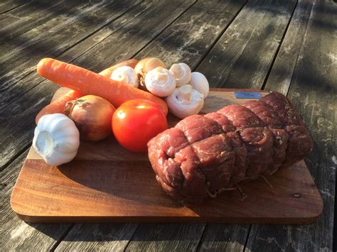 Dutch Oven Rollade met aardappelpartjes en groenten De Vuurmeester