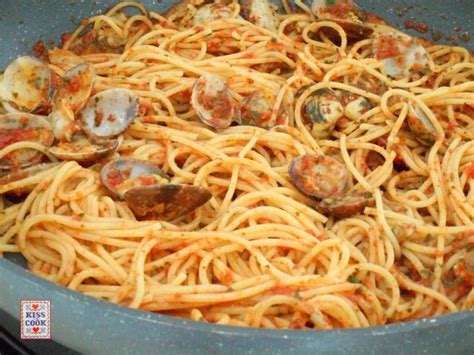 There is a white version and a red version, we are making it is basically an evolution of spaghetti algio e olio with the addition of clams. Spaghetti alle vongole, ricetta facile. Di kissthecook.