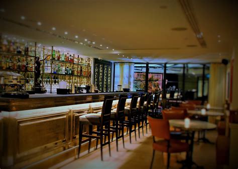 Com filiais em londres, istambul, abu dhabi e hong kong, em miami também, oba! La Petite Maison | Restaurants in Ain el Mreisseh, Beirut