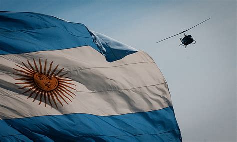 Por un decreto dado por la primera junta de gobierno, se organizan las primeras unidades del ejército sobre la estructura del ejército virreinal. Desfile aéreo por el día del Ejercito Argentino - Imágenes ...