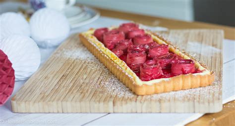 Unter blindbacken versteht man das vorbacken eines teigs, der später noch gefüllt werden soll. Rhabarber Rosen Tarte | Heisse Himbeeren