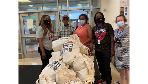 Promise Corps Seniors Get T Bags For Graduation Office Of