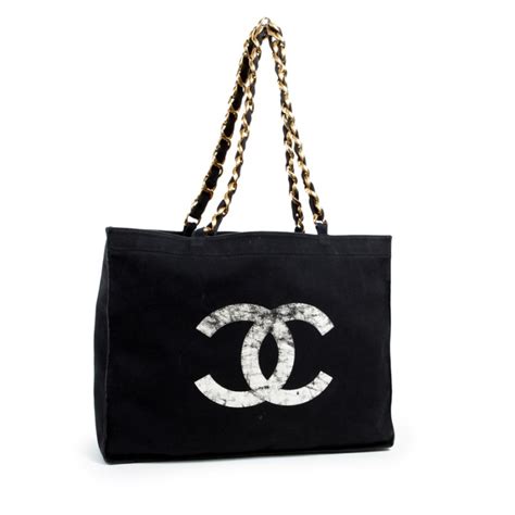Sac chanel boy, 2.55 ou timeless matelassé ? Sac cabas CHANEL 80' en toile noire - VALOIS VINTAGE PARIS
