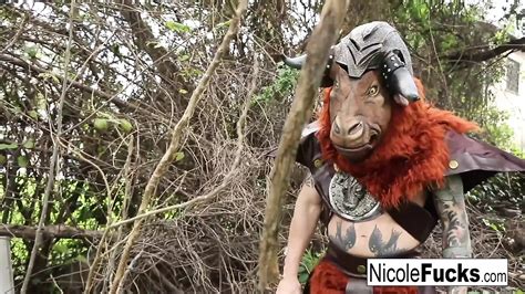 Jägerin Nicole Aniston Fängt Einen Minotaurus Ein Und Melkt Ihn Xhamster