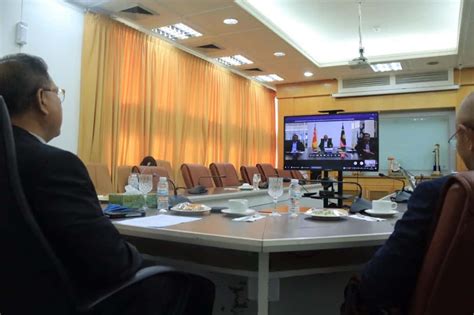 Pembelian secara atas talian dipilih sebagai langkah mudah untuk berbelanja bagi mendapatkan barang keperluan tanpa perlu beratur panjang di kaunter. MAJLIS PENYERAHAN SUMBANGAN BANJIR SECARA DALAM TALIAN ...