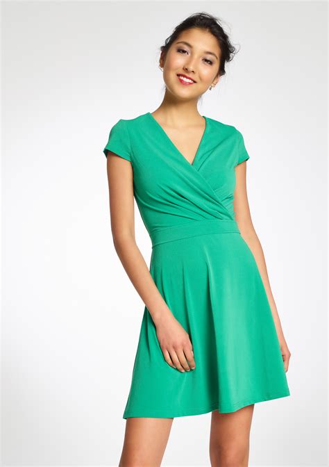 Élégante et sexy, la robe portefeuille est une pièce intemporelle et universelle. Robe cache-coeur manches courtes - LolaLiza