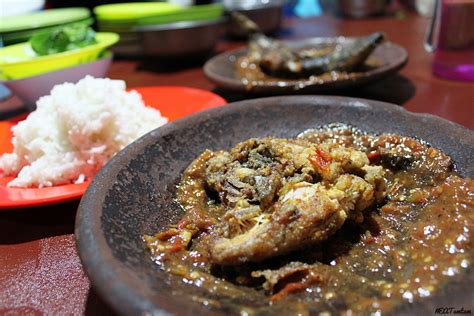 Ayam penyet kremes siap untuk disajikan. EATamtam's Blog: The Best Ayam Penyet in Rawasari, Central ...